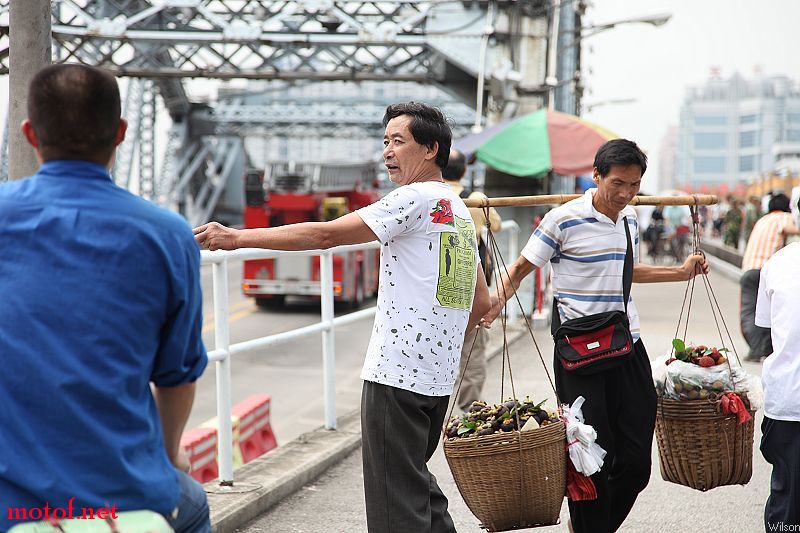 這位武林高手說全靠我一掌將他們震下來
