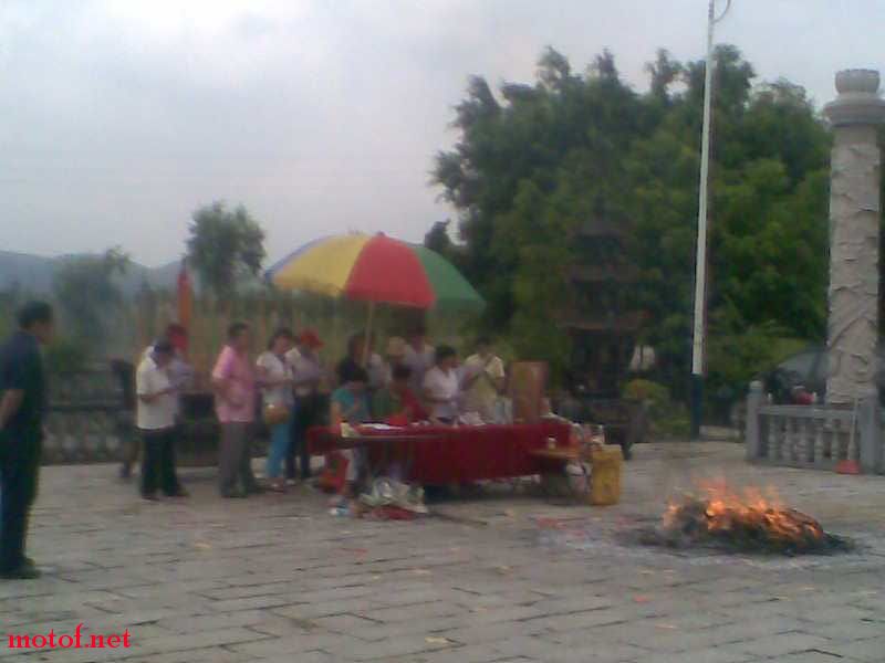 旅客在做法事