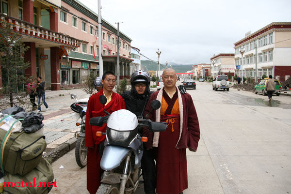 色达县城街头,站我左边的是智慧光,到五明佛学院出家10多年了,短暂交谈了几句,内心竟有了想出家的冲动!