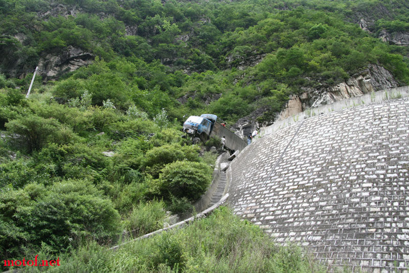 冲出路面的大货车