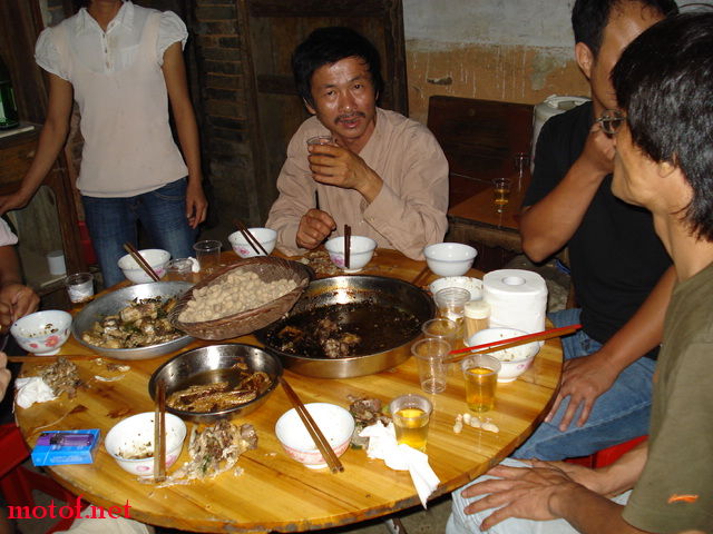 强哥,主角,多谢他的热情款待....
