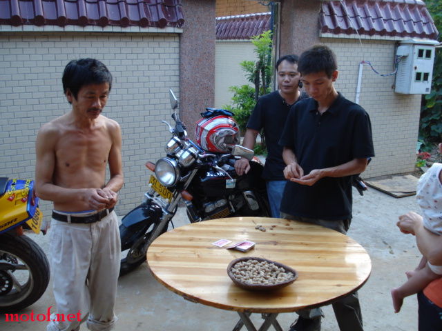 来了,阿南哥,发牌