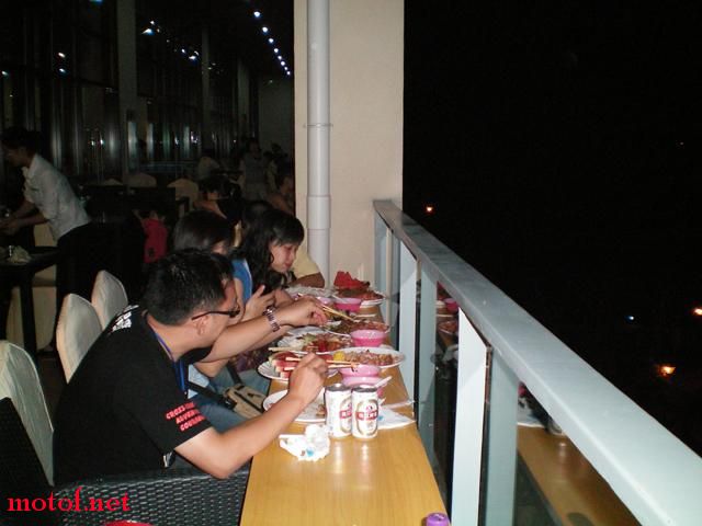 自助餐--狼吞虎咽中.JPG