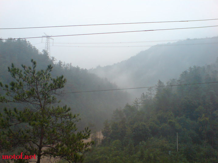 下着小雨，山间烟雨彌漫，另有一翻景致。。。