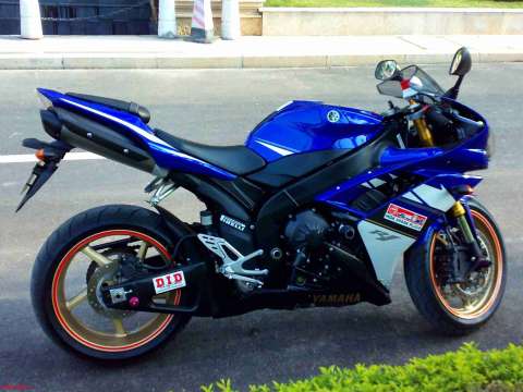 YAMAHA R1