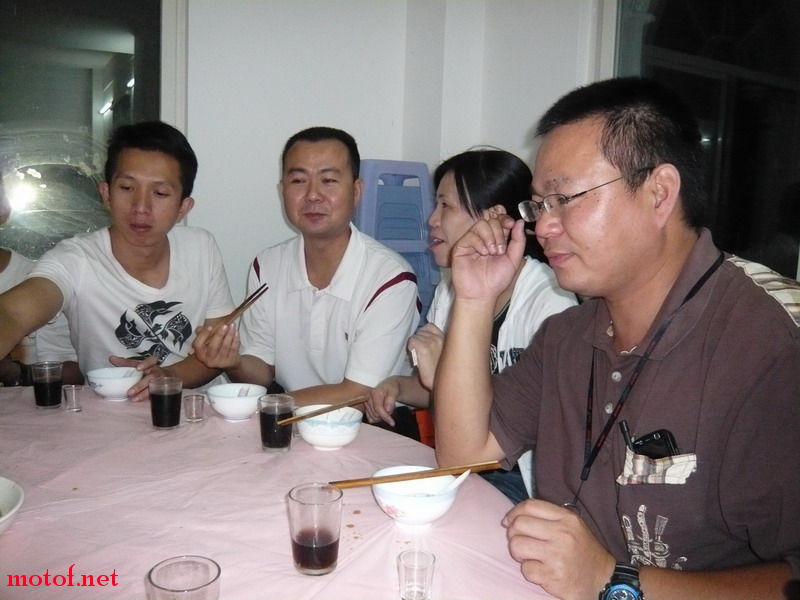 耀哥:我先不吃,等鲍鱼来了俺吃多几个``嘻嘻