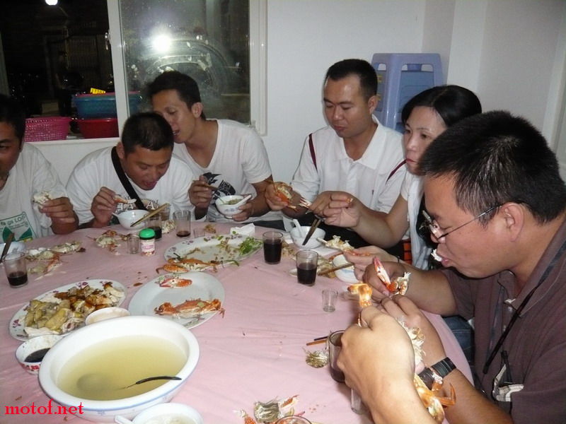 书记:菜是不错,可惜少了个3陪小姐```