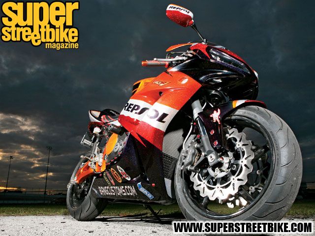 0704_sbkp_01_z 2006_honda_cbr_1000rr right_front_view.jpg
