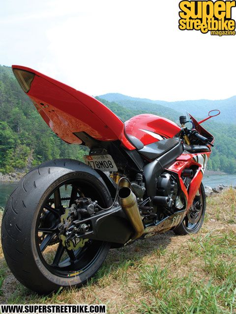 0907_sbkp_05_z 2004_yamaha_r1 rear_view.jpg
