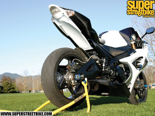 0904_sbkp_03_z 2008_suzuki_gsx_r1000 rear_view.jpg