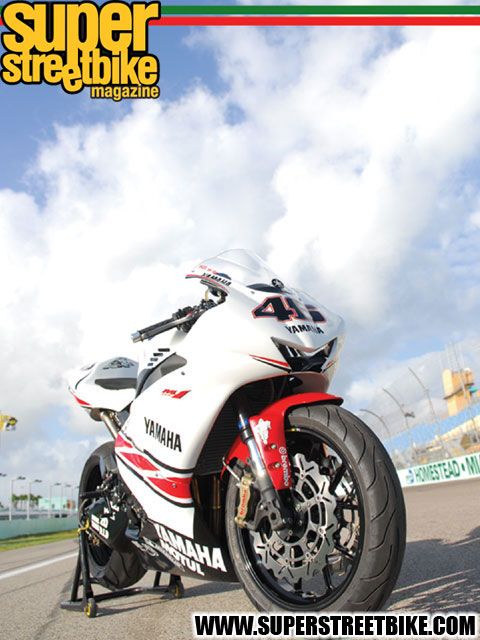 0805_sbkp_02_z 2004_yamaha_yzf_r1 front_view.jpg