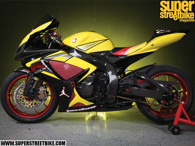 0902_sbkp_07_z 2005_suzuki_gsx_r750 .jpg