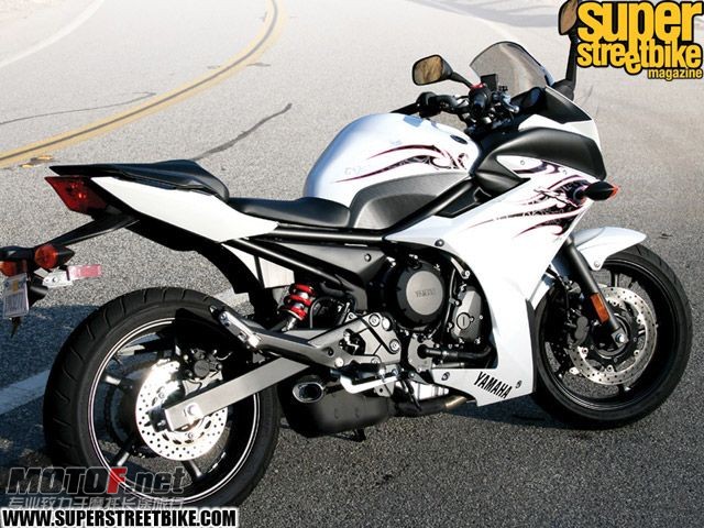 0910_sbkp_05_z 2009_yamaha_fz6r side_view.jpg