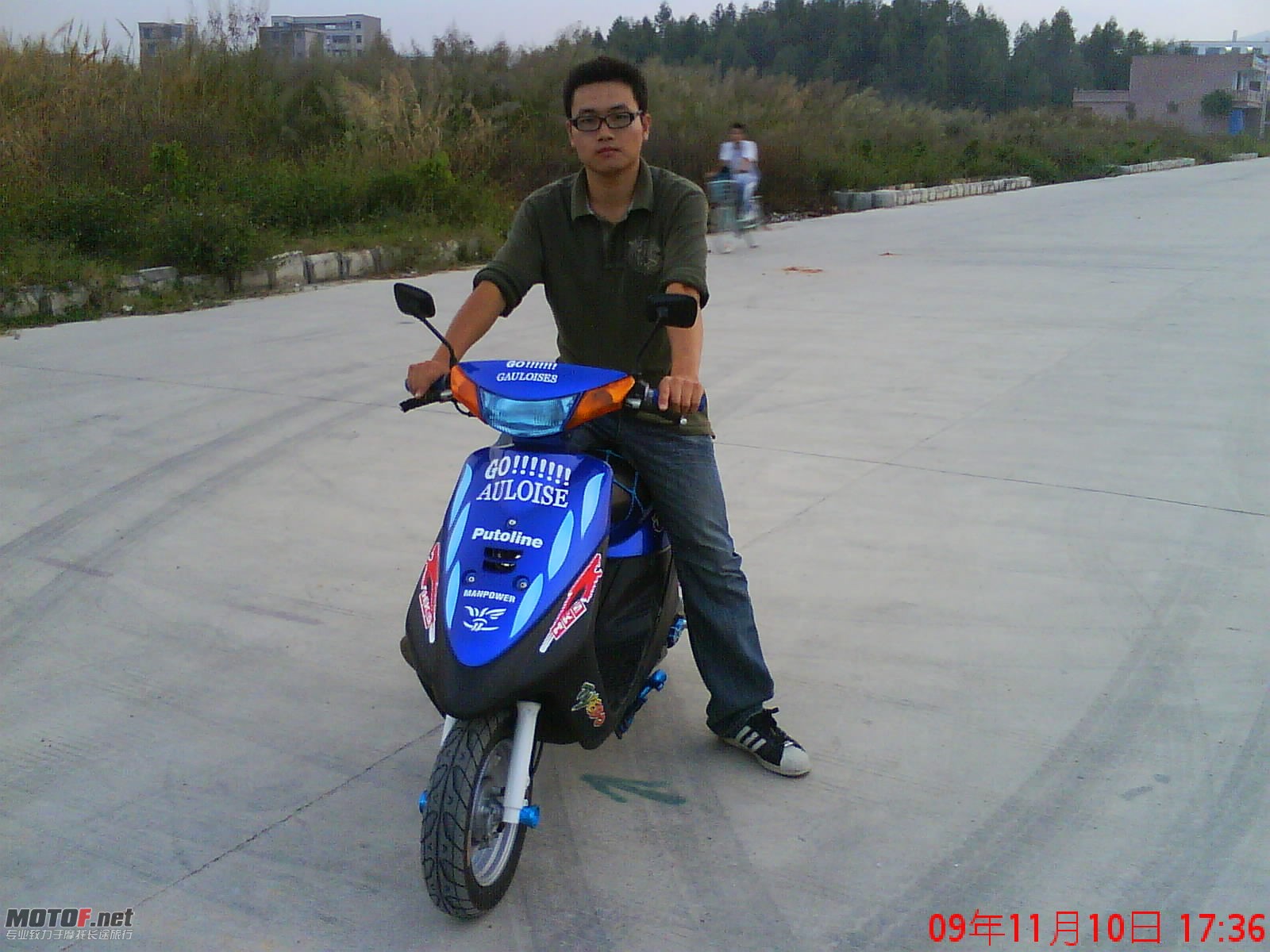 漏个脸.JPG