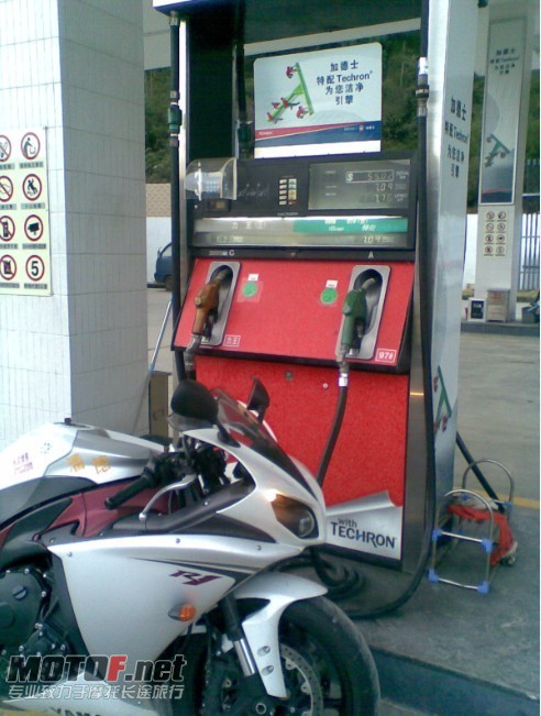 特意加德士油站给爱车喝油.jpg