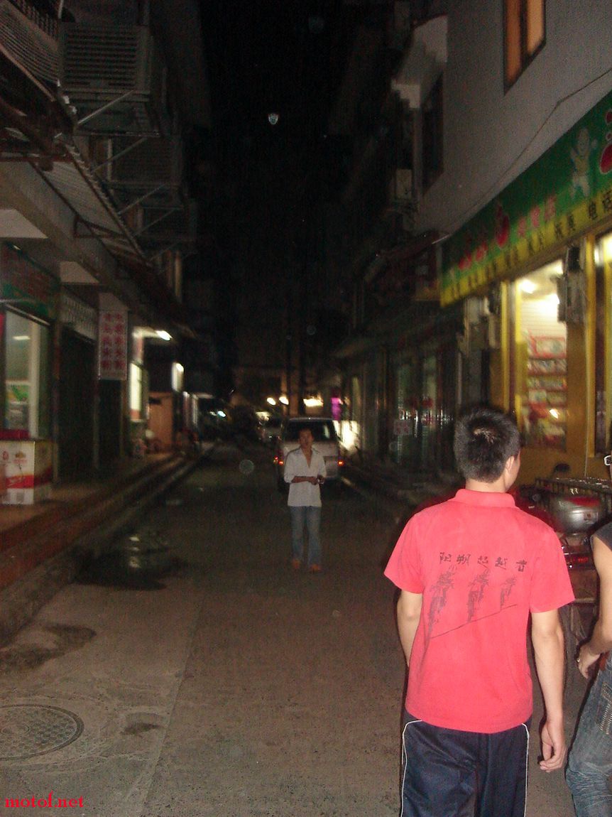 下面就是阳朔红灯区