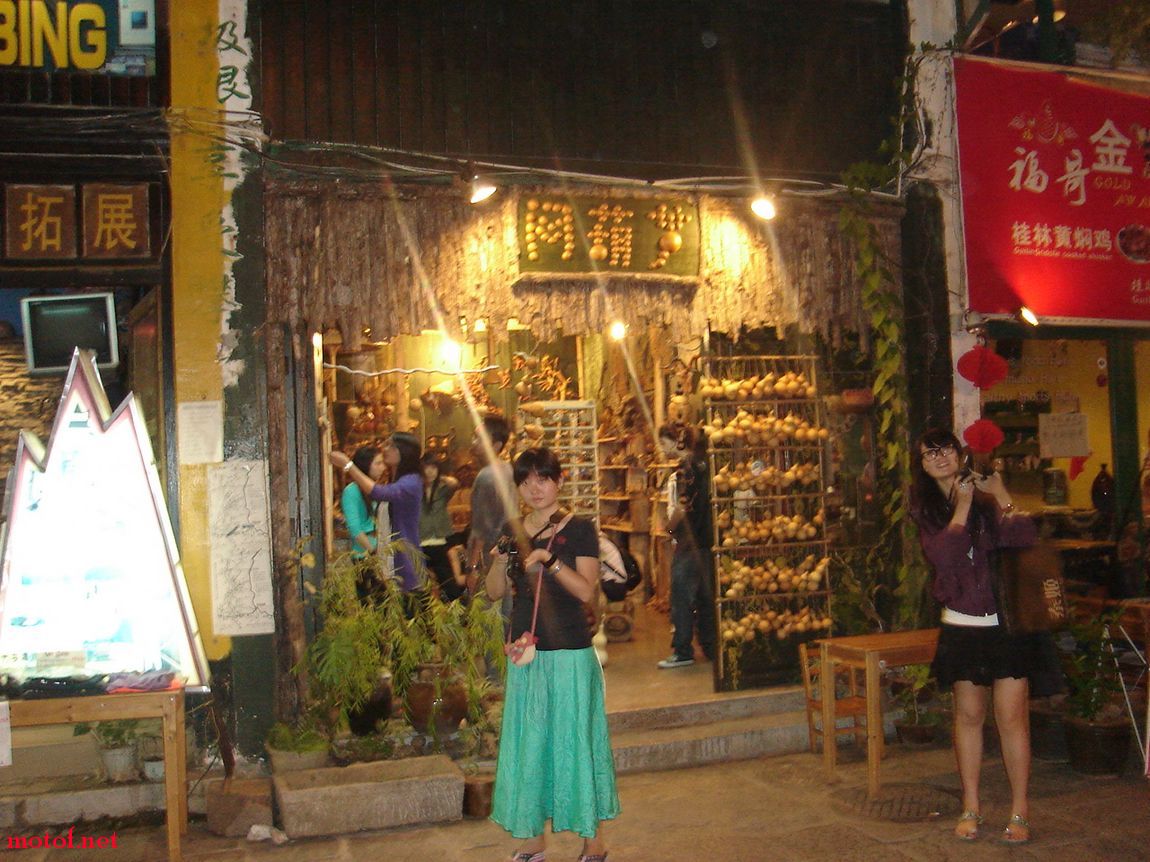 美女和我对着拍,她拍景色,我拍她