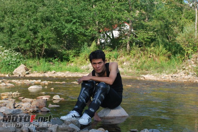 在水一方！他在水的中央！