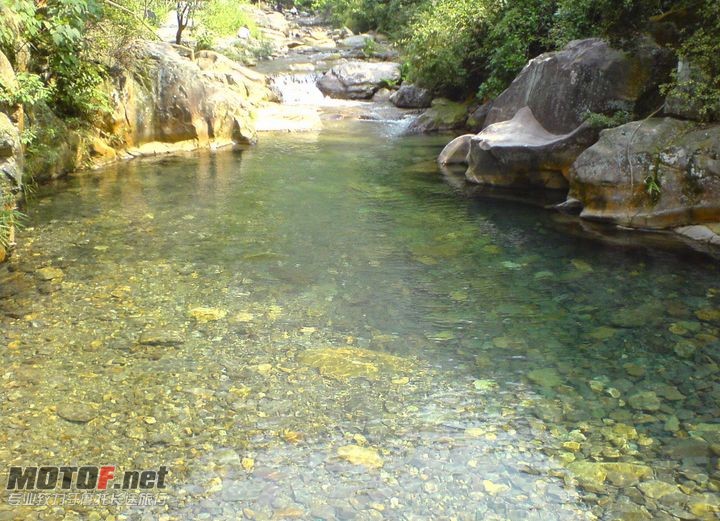 在山谷中有很多挺深的水潭，夏天的时候来这里比泡温泉爽多了.jpg