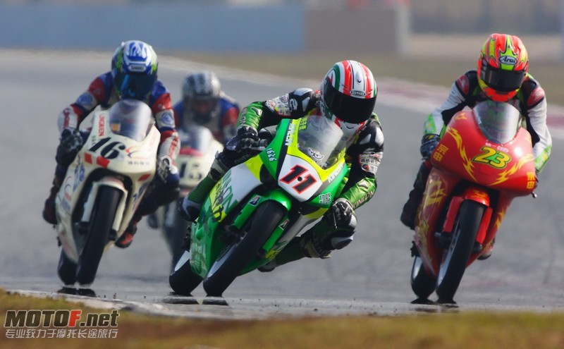 GP125CC赛事何子贤在前面领跑.jpg