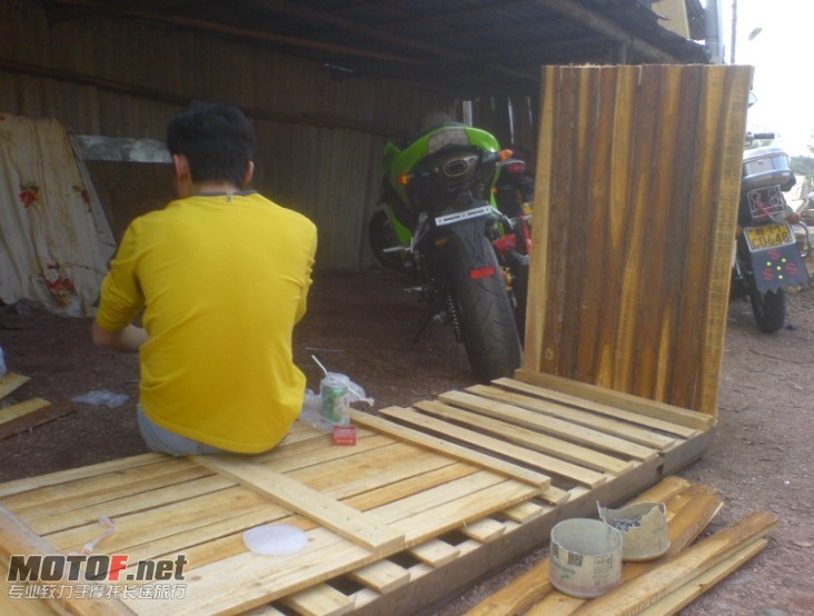 吃午饭,,- -,,没办法,,算在郊区,,