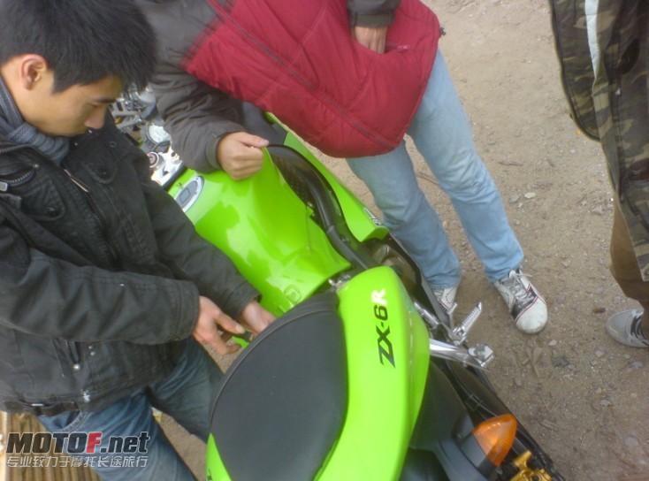 把负极给断开,,