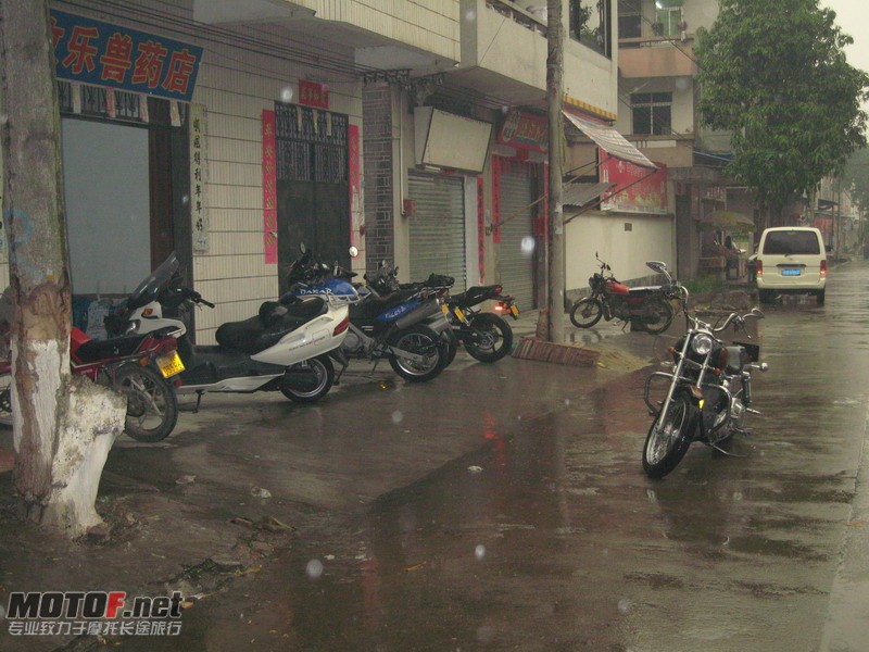 哈雷在洗车！