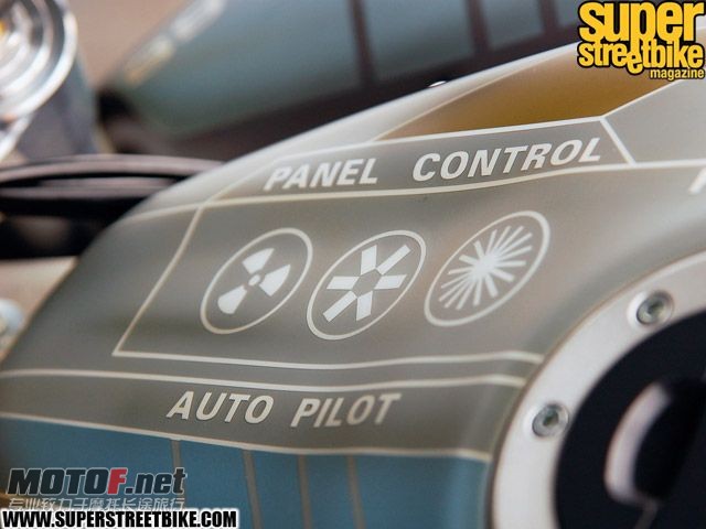 0912_sbkp_05_z 2002_suzuki_hayabusa panel.jpg