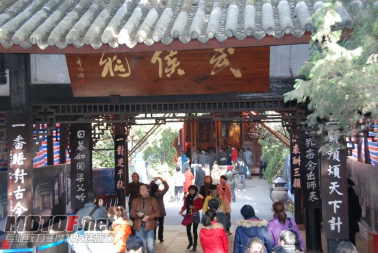 　诸葛亮的祠堂在刘备的后面，遵守先君后臣的观念