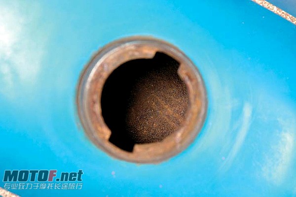 样本中修复锈洞在1968年雅马哈HS1汽油罐。外观无果而终的光泽涂料起不了多大作用，发现即使在中等生锈。