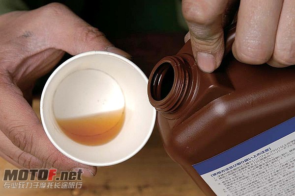挥舞着良好的解决方案之前每个包，另一个容器，使用诸如雕刻几分钟使用纸杯。添加瓶及应用刷子，它在瓶子的 ...