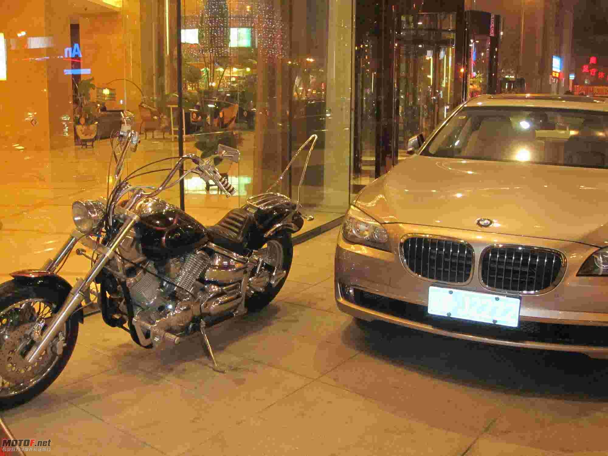 门口两台好车.jpg