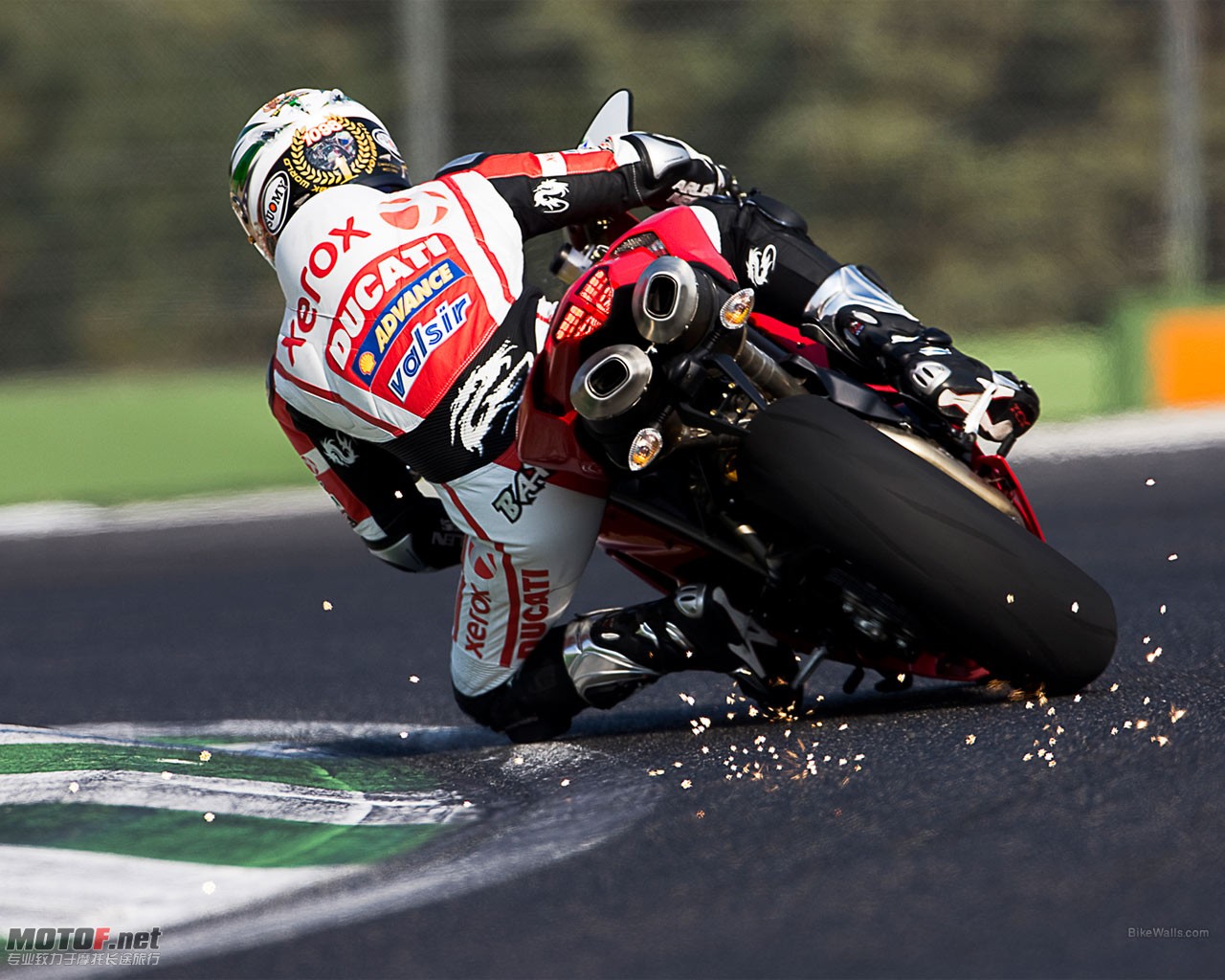 Ducati_1198x_2009_05_1280x1024.jpg