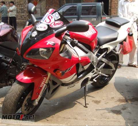 YAMAHA R1
