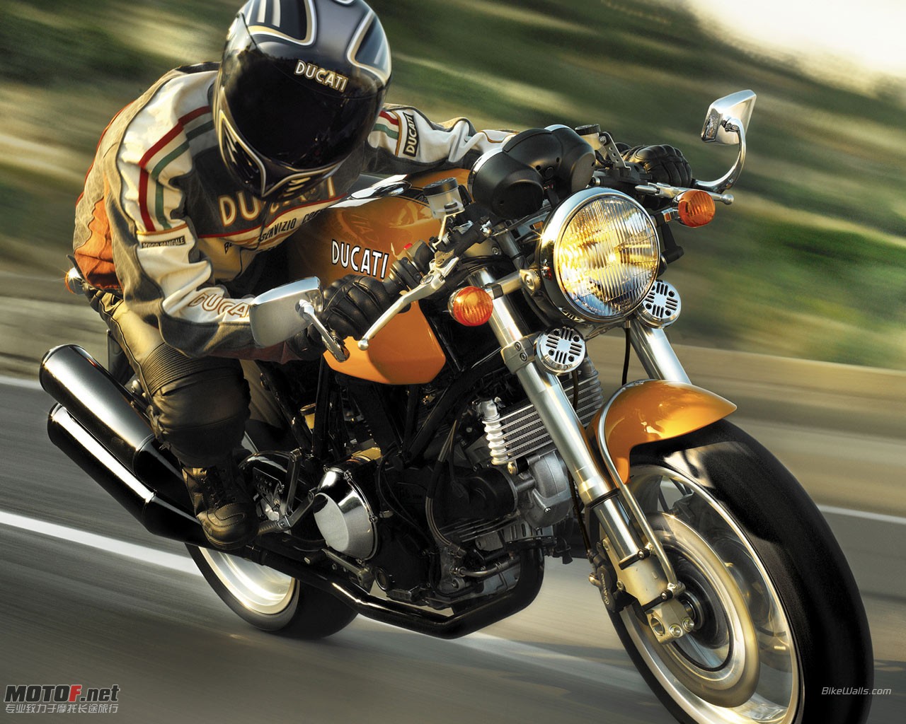 Ducati_Sport_1000_2005_12_1280x1024.jpg