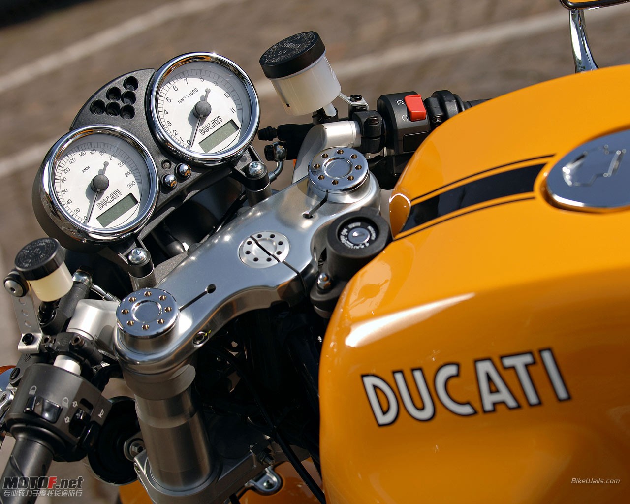 Ducati_Sport_1000_2005_09_1280x1024.jpg