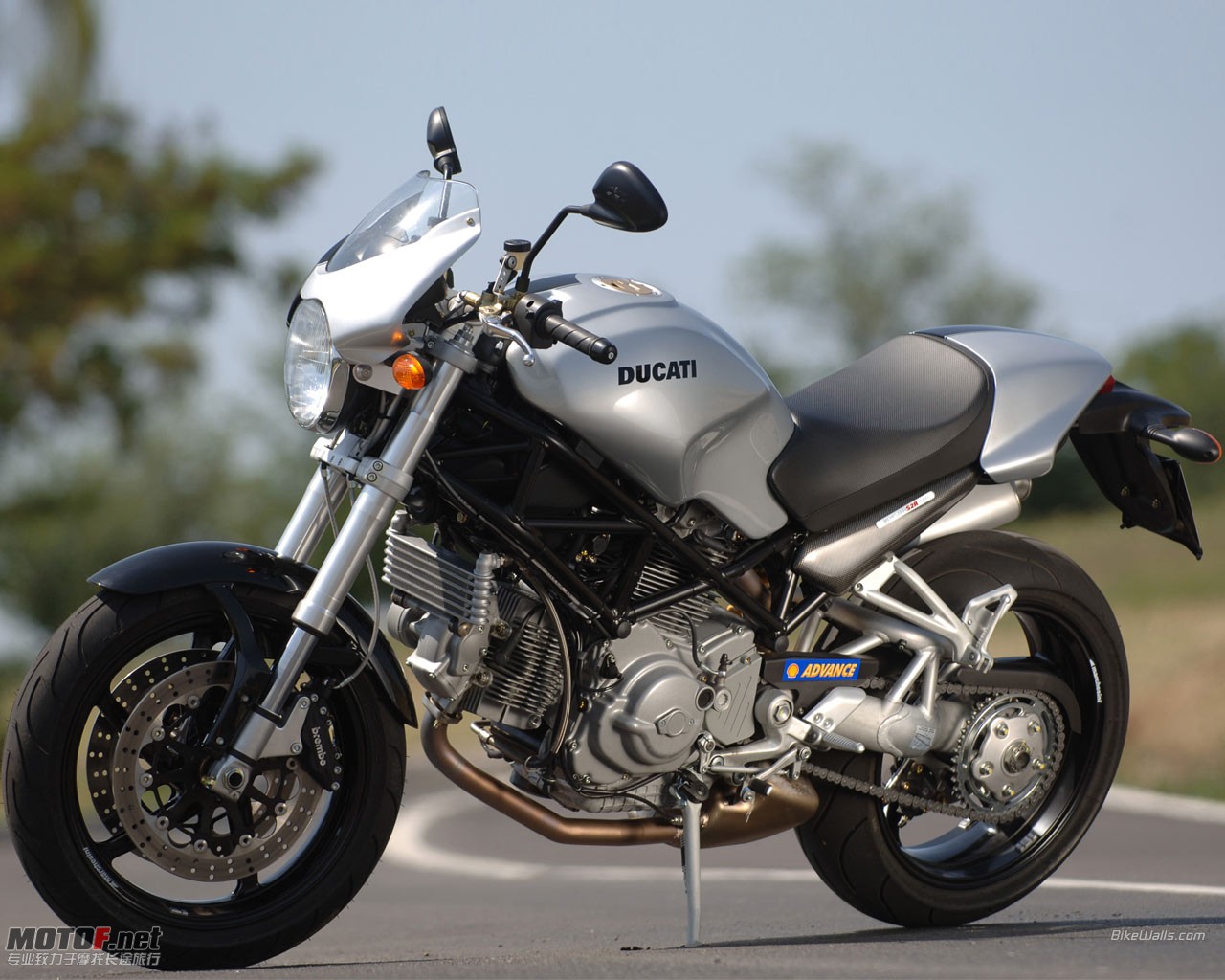 Ducati_Monster_S2R_1000_2005_02_1280x1024.jpg