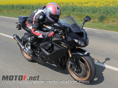 Comparo_SBK_2010_Kawasaki_ZX_10_R_Route_ac1pz.jpg