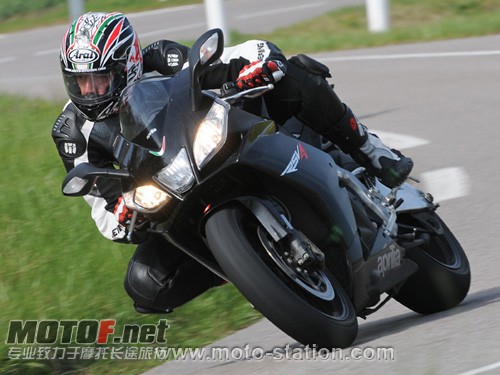 Comparo_SBK_2010_Aprilia_RSV4R_Route_ac1pz.jpg