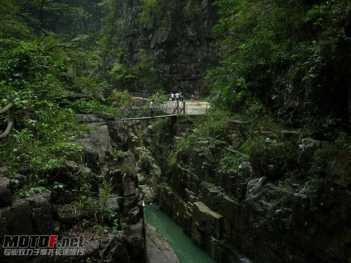 那水说是流到地下河去了