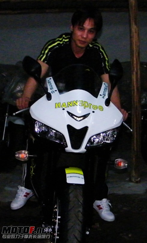 CBR600和我的合影.jpg