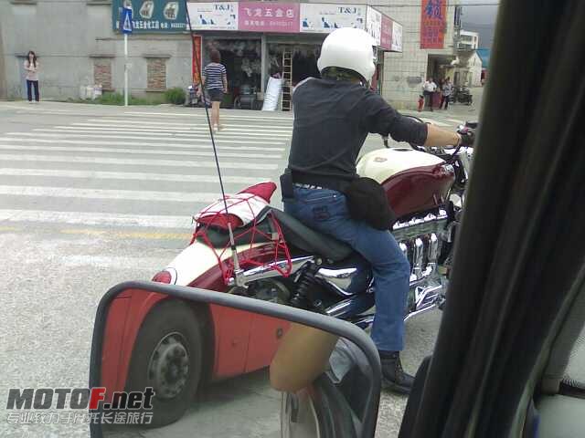 来个背后偷拍 嘻嘻
