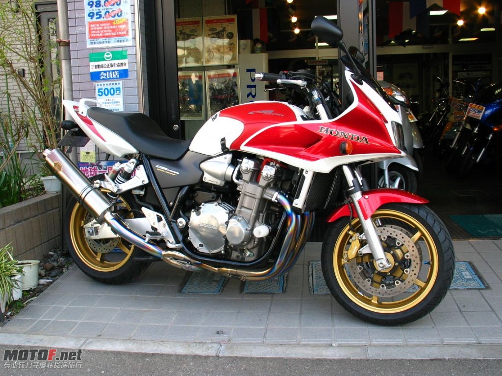 cb1300bl05.jpg