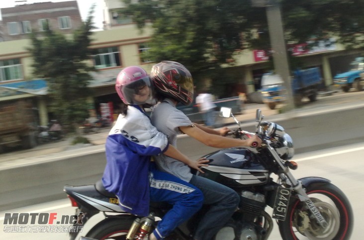 哎~~校服都未脱.jpg