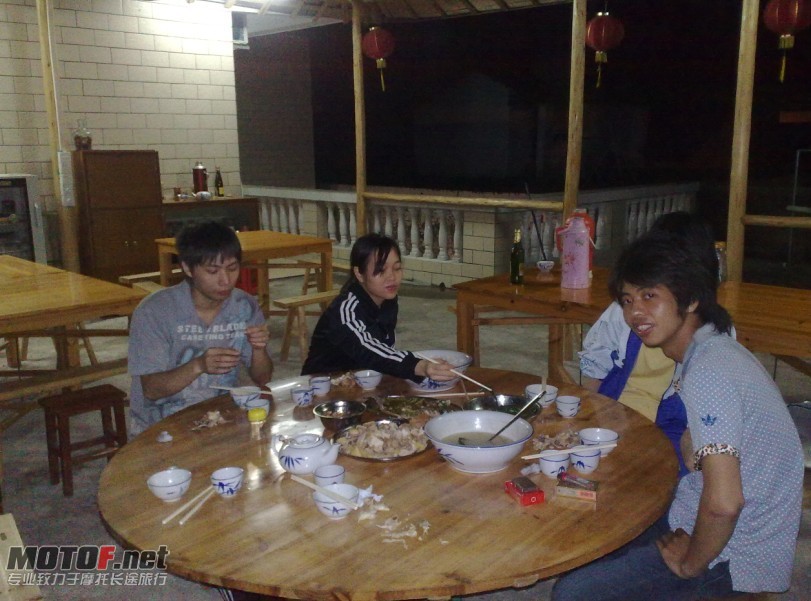 只鸡真大只，吃饱6个人.jpg