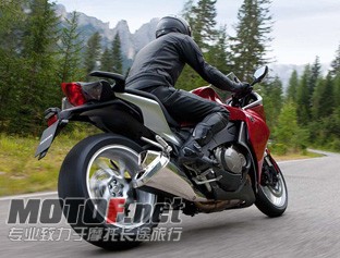 2010_Honda_VFR1200F_rear_riding_s.jpg