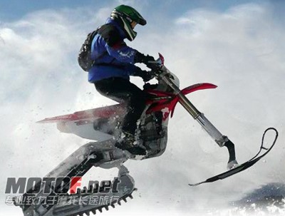 2Moto_Snow_bike_side_jump.jpg