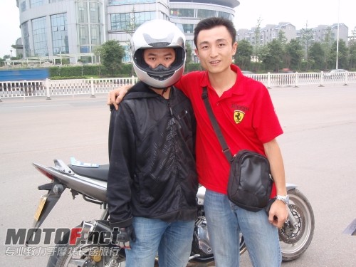 这张就是我跟那位兄弟的合影