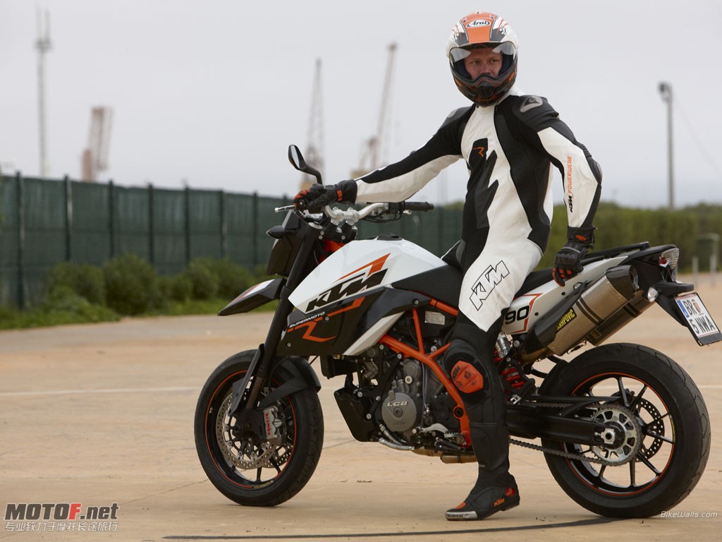 KTM_990_SupermotoR_2009_10_1024x768.jpg