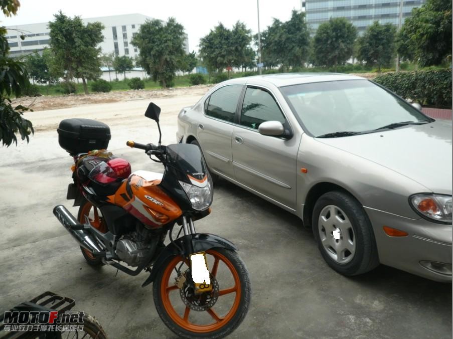 1、俺的摩托跟着汽车跑.jpg